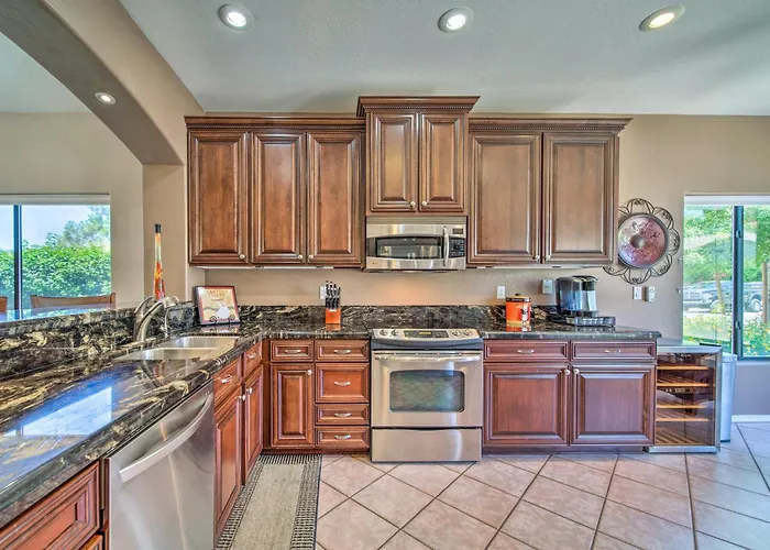 Hot Tub Relaxation & Golfing: Bright Сasa de vacaciones Chandler