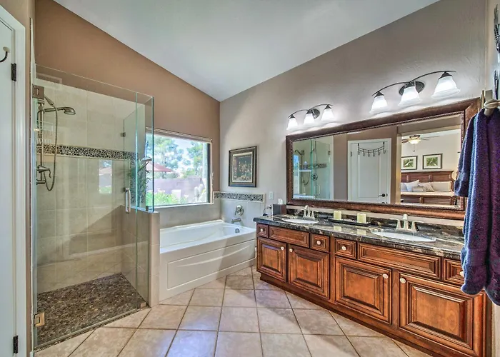 Hot Tub Relaxation & Golfing: Bright Сasa de vacaciones Chandler